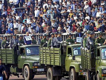 Varios condenados a muerte son paseados en camiones y mostrados a la multitud en Chengdu (China) en 2001.