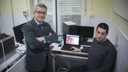Carlos León de Mora (izquierda) y Diego Larios muestran una de las imágenes hiperespectral de la carne en la Universidad de Sevilla.