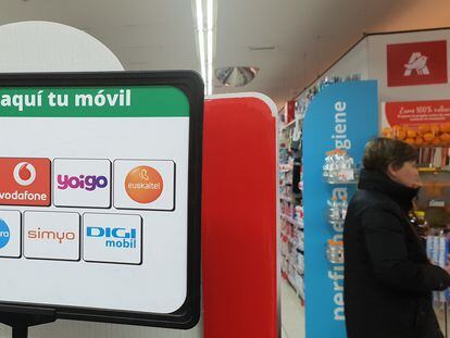 Anuncio de recarga de terminales de varias marcas de telefonía móvil en un supermercado.