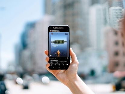 Teléfono móvil con la cuenta de Instagram @sighswoon, creada por Gabi Abrão como un punto de descanso digital (Digital Resting Points), 2022.