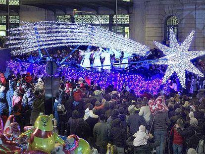 Los Reyes Magos llegan con ilusión y con menos regalos por la crisis