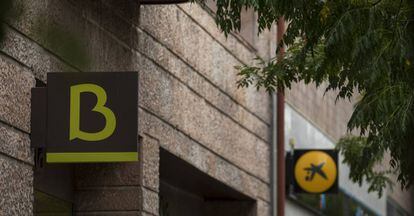 Sucursales contiguas de Bankia y de CaixaBank antes de que se unificaran las marcas. 