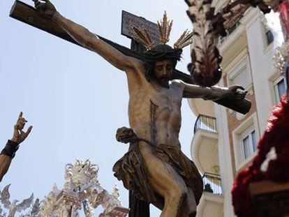 El Cristo del Desamparo de la Hermandad del Cerro procesiona el martes en Sevilla.