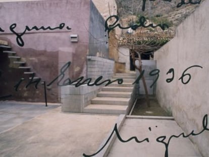 Patio de la casa natal de Miguel Hernández, en Orihuela, con un texto de su puño y letra reproducido sobre un cristal.