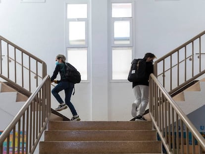 Inici de curs amb mesures de seguretat anti-covid a l'escola Rafael Casanova de Badalona.