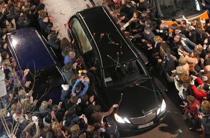 Cientos de persona se agolpan al paso del coche fúnebre que porta el féretro donde descansa el cuerpo del guitarrista Paco de Lucía, a su llegada al Ayuntamiento de Algeciras.