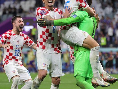 Al Wakrah (Qatar), 05/12/2022.- Players of Croatia celebrate after winning the penalty shoot-out of the FIFA World Cup 2022 round of 16 soccer match between Japan and Croatia at Al Janoub Stadium in Al Wakrah, Qatar, 05 December 2022. (Mundial de Fútbol, Croacia, Japón, Catar) EFE/EPA/Abir Sultan
