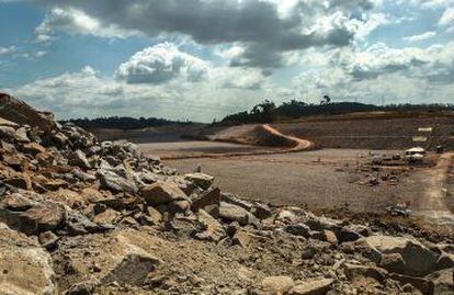 Las obras de la central de Belo Monte están ya muy avanzadas tanto en tierra como en el río.