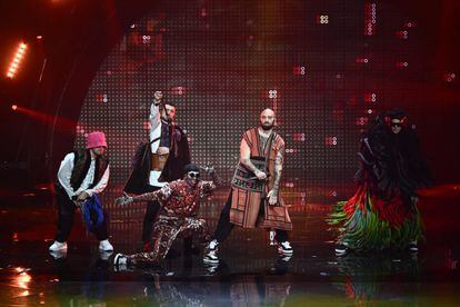 El grupo de Ucrania Kalush Orchestra en su espectáculo en la semifinal del Festival de Eurovisión de 2022, en Turin. 