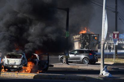 El Gobierno de México ha insistido en que la Guardia Nacional, el cuerpo policial creado durante este sexenio, fue quien llevó a cargo el operativo de captura de Guzmán. En la imagen, vehículos incendiados bloquean una vialidad en Culiacán. 