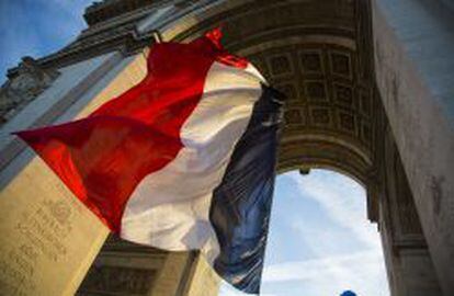 Bandera de Francia, en el Arco del Triunfo de Par&iacute;s