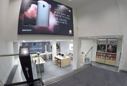Interior del centro de atención al cliente de Huawei en Madrid.