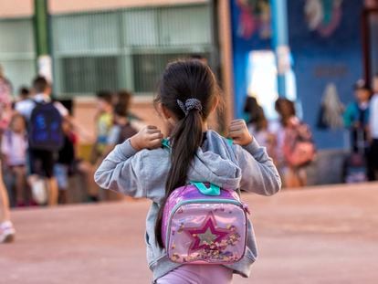 Una niña en la entrada del CEIP Hernán Cortés, en Madrid, el primer día del curso escolar de 2022-2023.