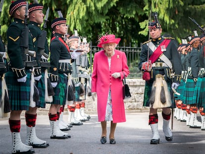 La reina Isabel II pasa revista a la Compañía Balaklava, durante la ceremonia oficial de bienvenida en Balmoral.