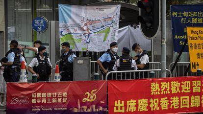Agentes de policía vigilan la zona en torno del Xiqu Centre de Hong Kong, que conmemora este viernes el 25 aniversario del traspaso de la antigua colonia a China.