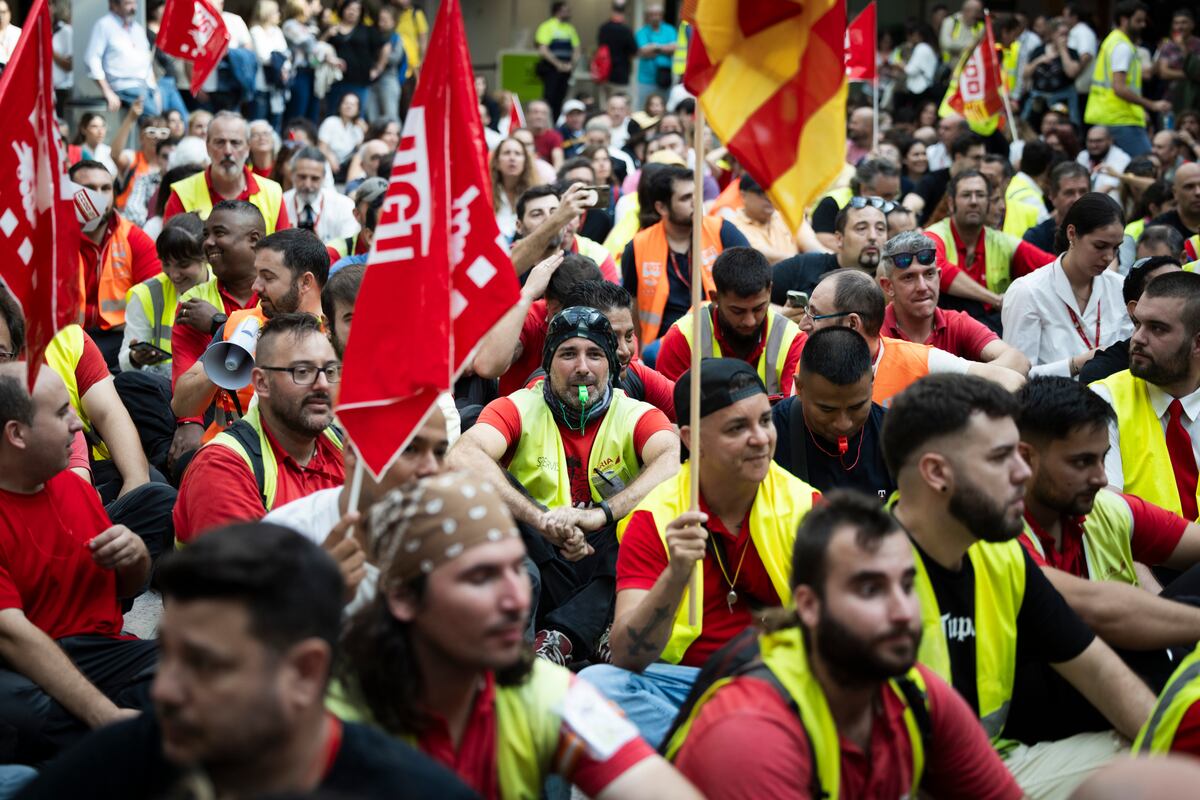 Los trabajadores de tierra de Iberia en El Prat: “Estamos abandonadísimos” | Economía