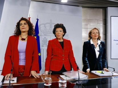 La ministra de Hacienda, María Jesús Montero; la ministra de Educación y portavoz del Gobierno, Isabel Celaá; y la ministra de Economía, Nadia Calviño.