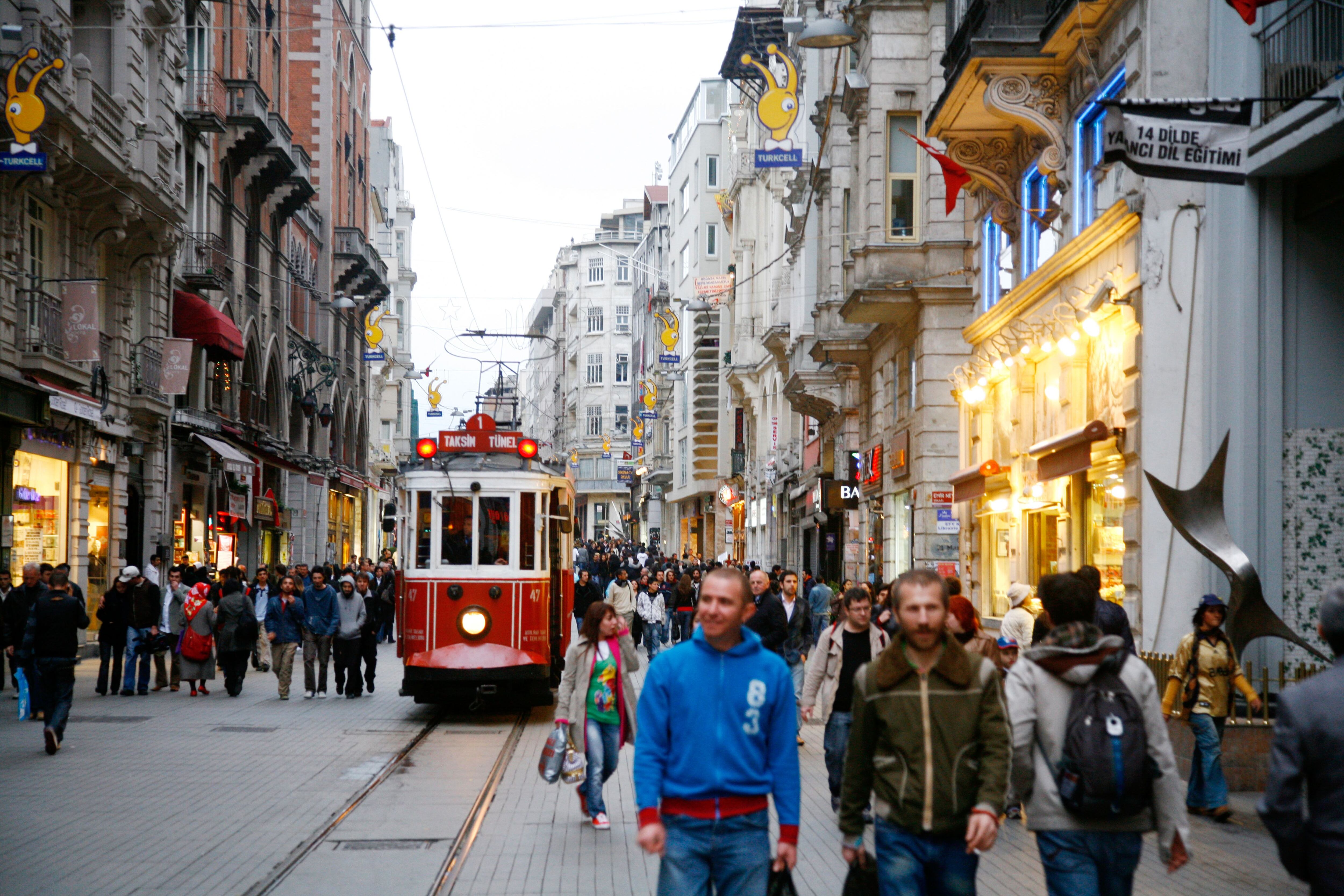 El tranvía que recorre İstiklal Caddesi (la avenida de la Independecia), en Estambul.