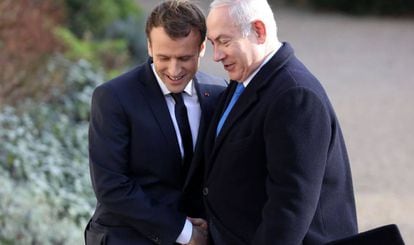 Macron (izquierda) estrecha la mano a Netanyahu, a su llegada al El&iacute;seo. 