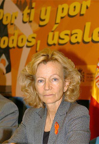 La ministra de Sanidad, Elena Salgado, durante la presentación de la campaña <i>Por ti, por todos, úsalo</i>.