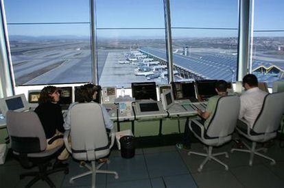 Controladores en la torre de control del aeropuerto de Madrid-Barajas.