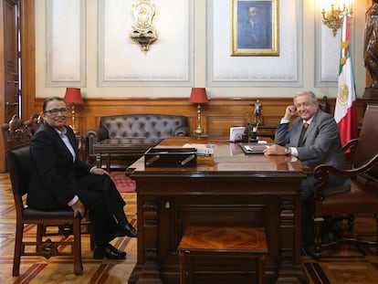 Andrés Manuel López Obrador, este lunes con la secretaria de Seguridad Pública, Rosa Icela Rodríguez.