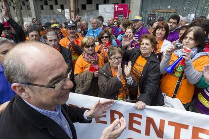 El portavoz del BNG, Francisco Jorquera, con un grupo de preferentistas en las cercanías del Parlamento