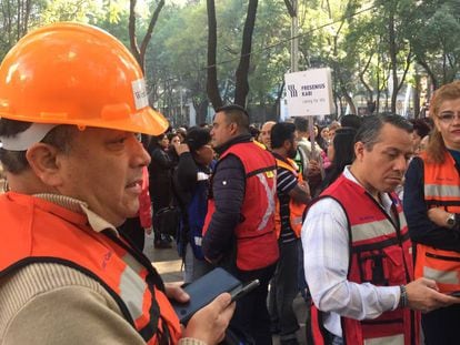 Personas evacuadas por el sismo en Ciudad de México.