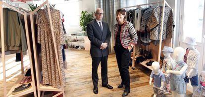 Paul Lister y Katharine Stewart, responsables de &eacute;tica y sostenibilidad de ABF y Primark, respectivamente, en la tienda que la compa&ntilde;&iacute;a textil tiene en la Gran V&iacute;a de Madrid, el jueves pasado.
