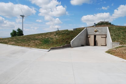 La entrada antinuclear a los apartamentos de Survival Condo Projects, en Kansas (EE UU).