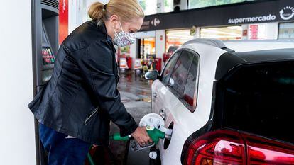 Una mujer pone gasolina a su vehículo en Madrid.