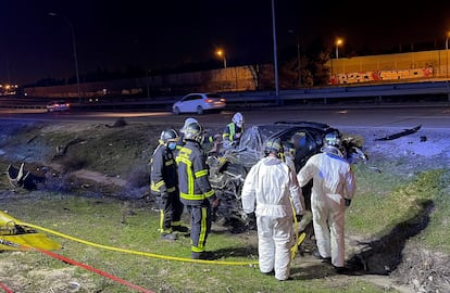 Miembros del Cuerpo de Bomberos de la Comunidad de Madrid y del SUMMA 112 en la M-50 a la altura del kilómetro 51,700, en el término municipal de Getafe, tras producirse el accidente.