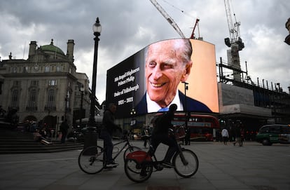 Una gran pantalla en Piccadilly Circus (Londres) anunciaba este viernes la muerte del duque de Edimburgo.