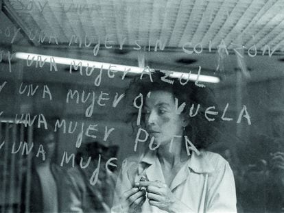 Cartell de l'exposició 'Si aquest fos un principi d’infinit', mostra dedicada a l’artista colombiana María Teresa Hincapié, al MACBA.