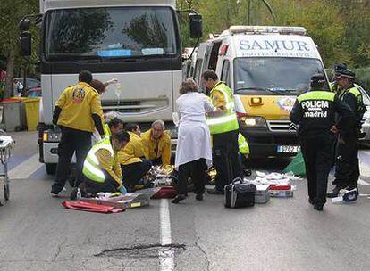 El Samur atiende a la anciana atropellada en Aluche.