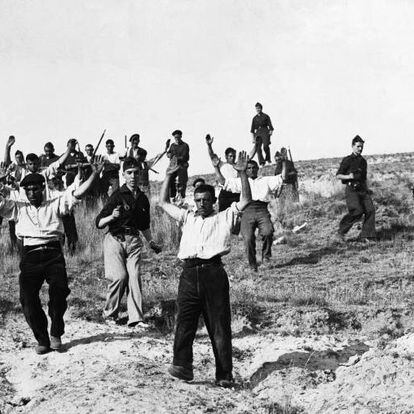 Soldados republicanos son capturados por las tropas franquistas en el frente de Somosierra durante la Guerra Civil.