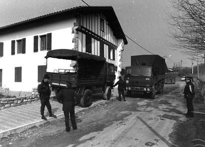 Polic&iacute;as franceses confiscan el material incautado tras la detenci&oacute;n de la c&uacute;pula etarra en Bidart en 1992. 