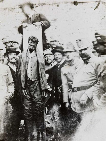 Foto postal de la ejecución del patrita italiano Cesare Battisti el 16 de junio de 1916 en Trento.
