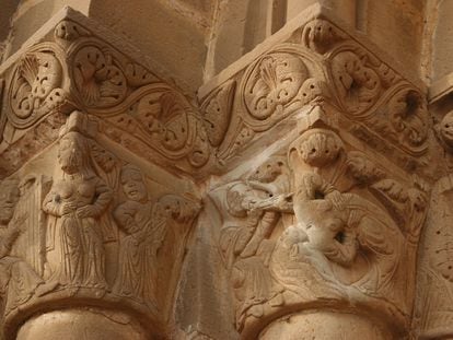 Bailarinas, una de ellas se contorsiona, a la derecha, y músicos en capiteles de la iglesia románica de Santiago de Agüero (Huesca).