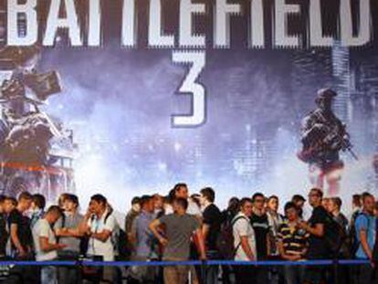 Visitantes de la feria Gamescon hacen cola para jugar con el 'Battlefield 3'