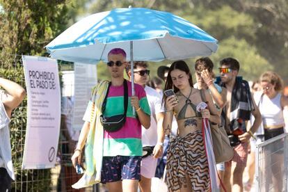 Asistentes al festival Arenal Sound, en Burriana (Castellón), el martes. El jueves tres mujeres fueron atendidas tras sentir pinchazos.