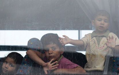 Niños palestinos en un autobús que aguarda para cruzar desde Gaza a Egipto por el paso de Rafah.