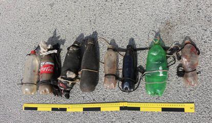 Foto facilitada por la Guardia Civil de los recipientes con recipientes de plástico con excrementos, sangre, cal viva y ácidos lanzados contra los agentes.