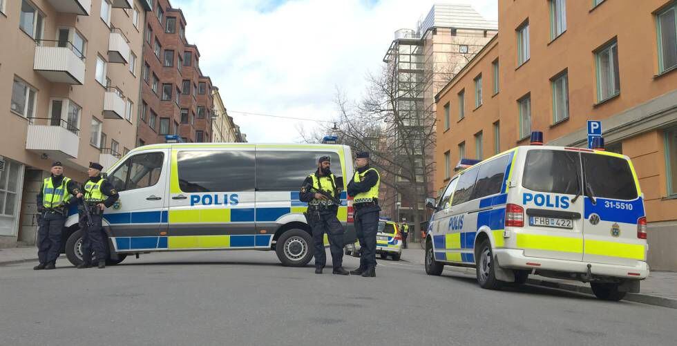 Calles cortadas y policías con armas largas junto al juzgado de Estocolmo.
