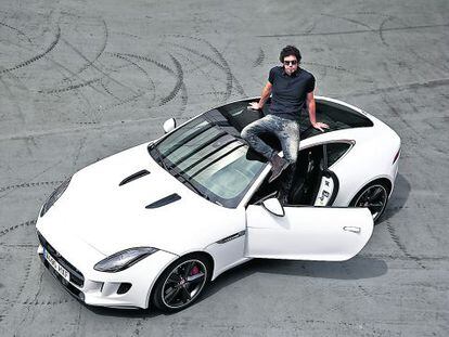 Pablo Ibáñez, el Hombre de Negro, sobre un Jaguar F-Type Coupé.