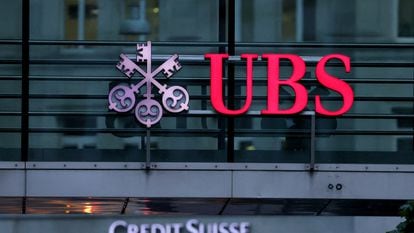 Logos de Credit Suisse y UBS, en Zúrich.