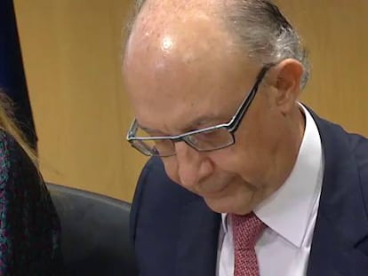 Montoro eleva la financiación regional sin ceder en el déficit