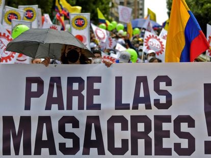Manifestantes piden el fin de la represión policial en una manifestación contra el Gobierno celebrada este 12 de mayo en Bogotá, Colombia.