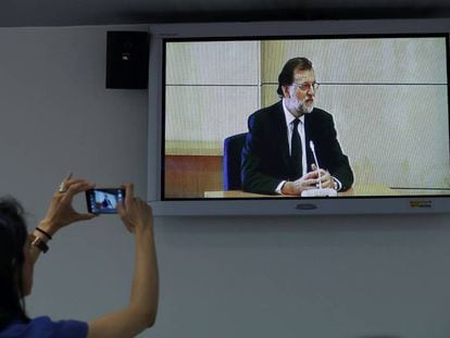 Una periodista hace una foto a Mariano Rajoy mientras declara por el 'caso Gürtel'.
