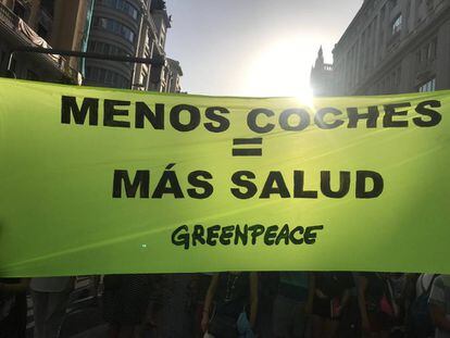 "Menos coches = más salud", pancarta de la organización ecologista Greenpeace.